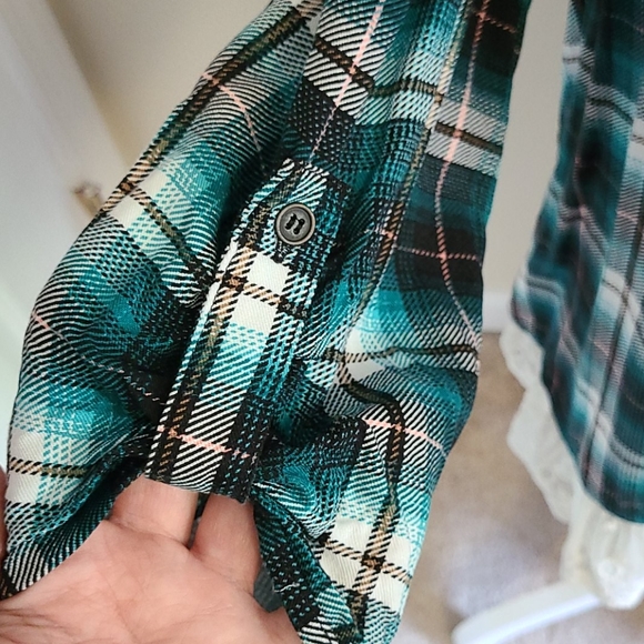 🌻(GAVE AS FREE GIFT) 🌻New Directions Top - Picture 2 of 5